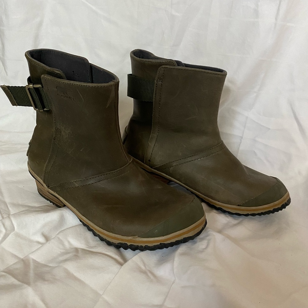SOREL leather slimboot pull on waterproof